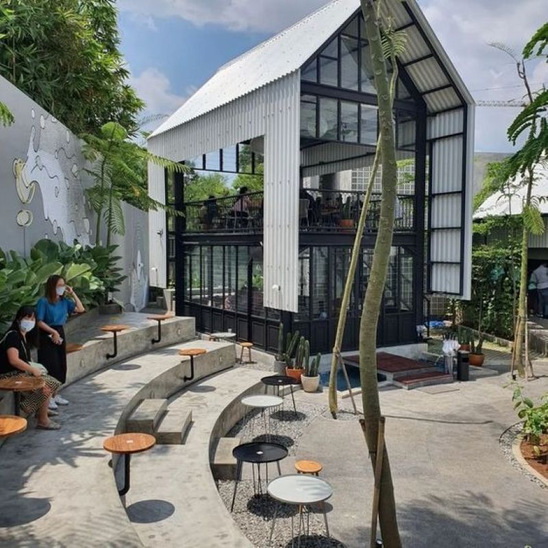 Thiết kế quán cafe khung thép tiền chế kết hợp sân vườn kết hợp thẩm mỹ Industrial mạnh mẽ với yếu tố xanh mát, tạo điểm nhấn độc đáo 