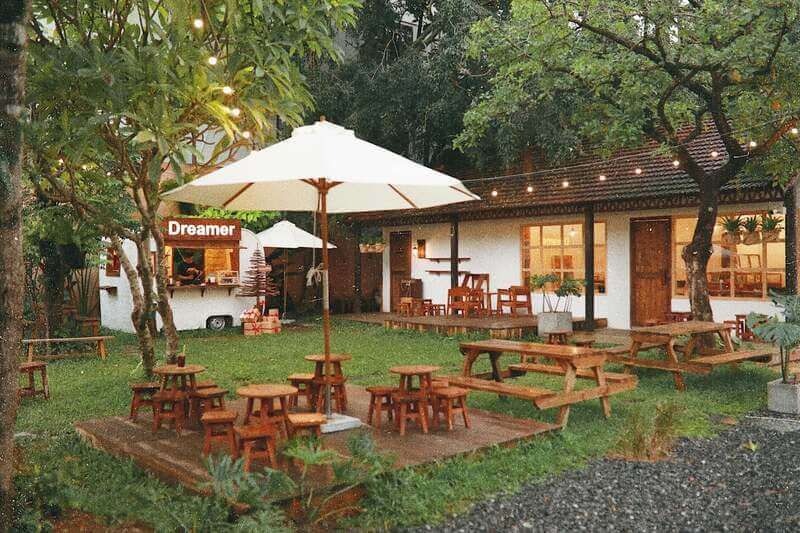 Thiết kế quán cafe ở nông thôn sử dụng sân trải cỏ và mái ngói truyền thống, gợi nhớ về ký ức tuổi thơ làng quê thân thuộc