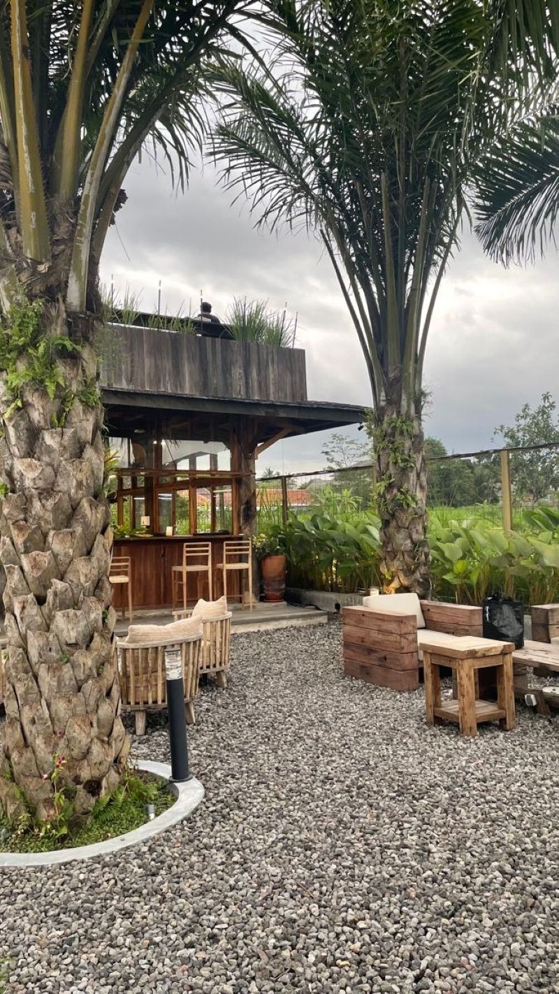 Thiết kế quán cafe ở nông thôn với mái nhà bằng gỗ và cửa kính lớn tận dụng ánh sáng tự nhiên, mang đến không gian thoáng đãng 