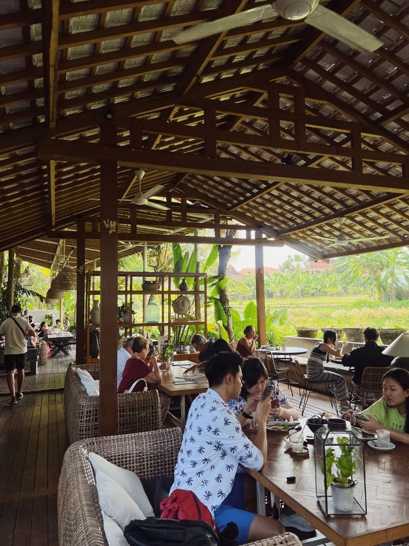 Thiết kế quán cafe ở nông thôn với không gian mở liền kề đồng ruộng mang lại cảm giác rộng lớn và thoáng mát đặc trưng