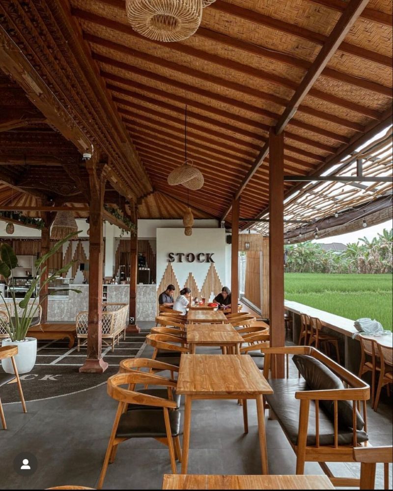 Thiết kế quán cafe ở nông thôn tận dụng mái hiên rộng để khách có thể ngồi ngắm mưa, thưởng thức sự yên bình của thôn quê 