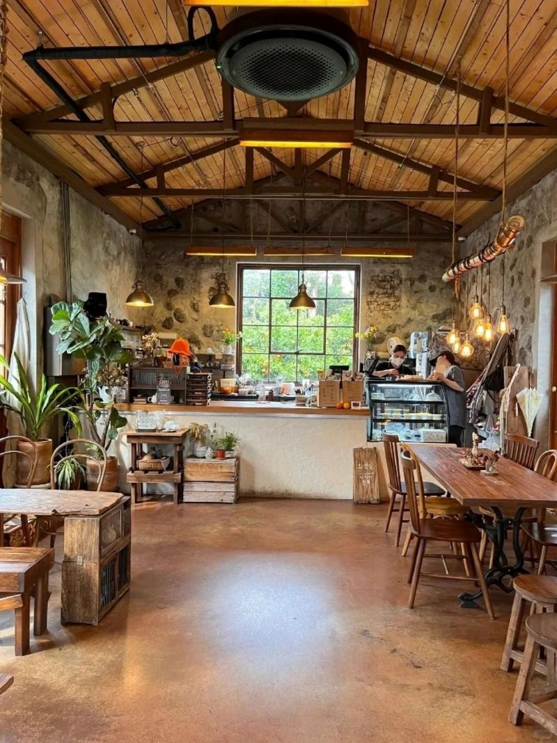 Thiết kế quán cafe ở nông thôn tận dụng ánh sáng tự nhiên ban ngày, kết hợp với hệ thống đèn vàng buổi tối tạo không gian ấm áp