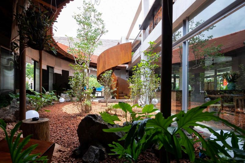 Thiết kế quán cafe kiểu sân vườn, homestay ở nông thôn nổi bật nhờ không gian thoáng đãng, gần gũi thiên nhiên và mang đến trải nghiệm thư giãn 
