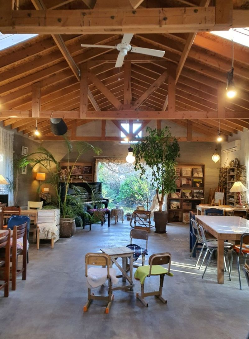 Thiết kế quán cafe ở nông thôn phong cách Vintage tận dụng những chiếc radio cũ, máy khâu Singer hay vali da, tạo điểm nhấn độc đáo cho góc decor 
