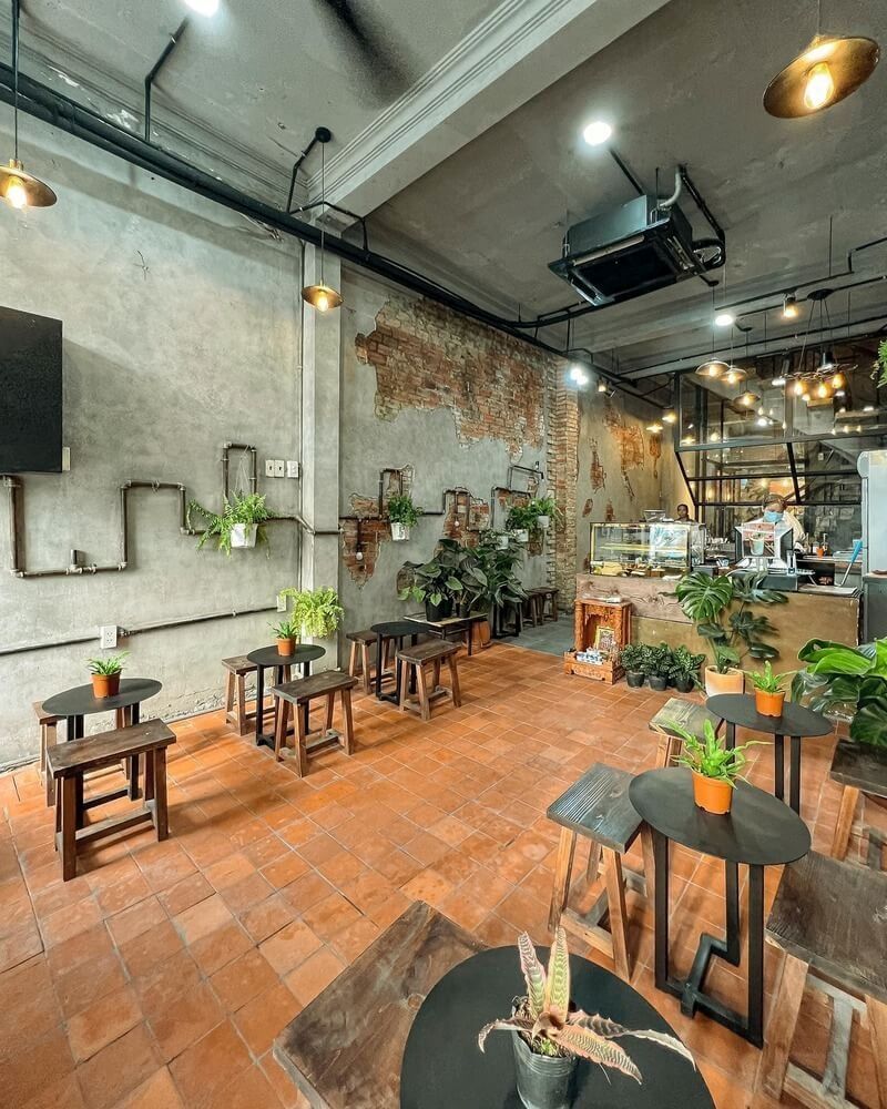 Thiết kế quán cafe ở nông thôn với phong cách Intrusdial đặc trưng, tận dụng sự thô mộc của các bức tường, bàn ghế,...