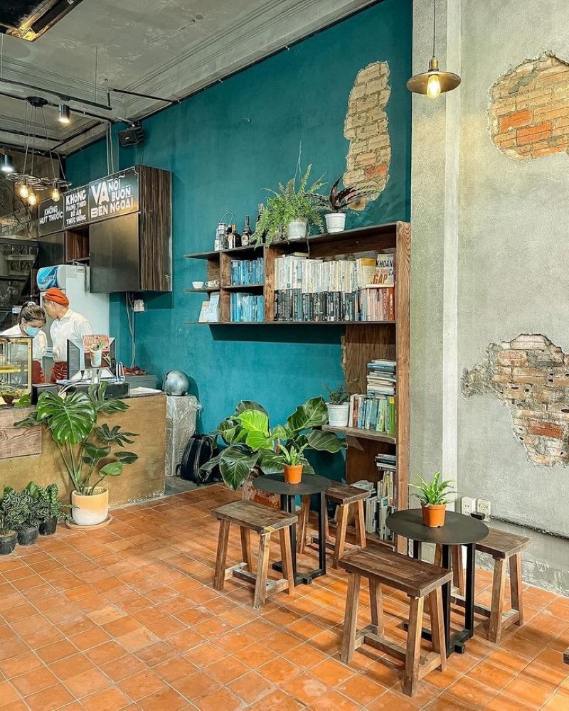 Thiết kế quán cafe ở nông thôn kiểu Industrial với tường gạch loang lổ để mộc tạo cảm giác vừa bụi bặm vừa gần gũi với không gian làng quê 