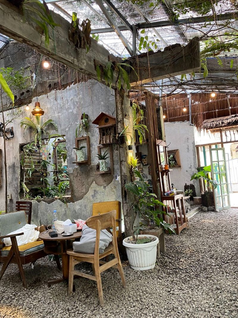Thiết kế quán cafe ở nông thôn kiểu Industrial pha chút rustic, khi tường loang lổ được kết hợp với cửa gỗ cũ kỹ, gợi nhớ về nét xưa cũ làng quê
