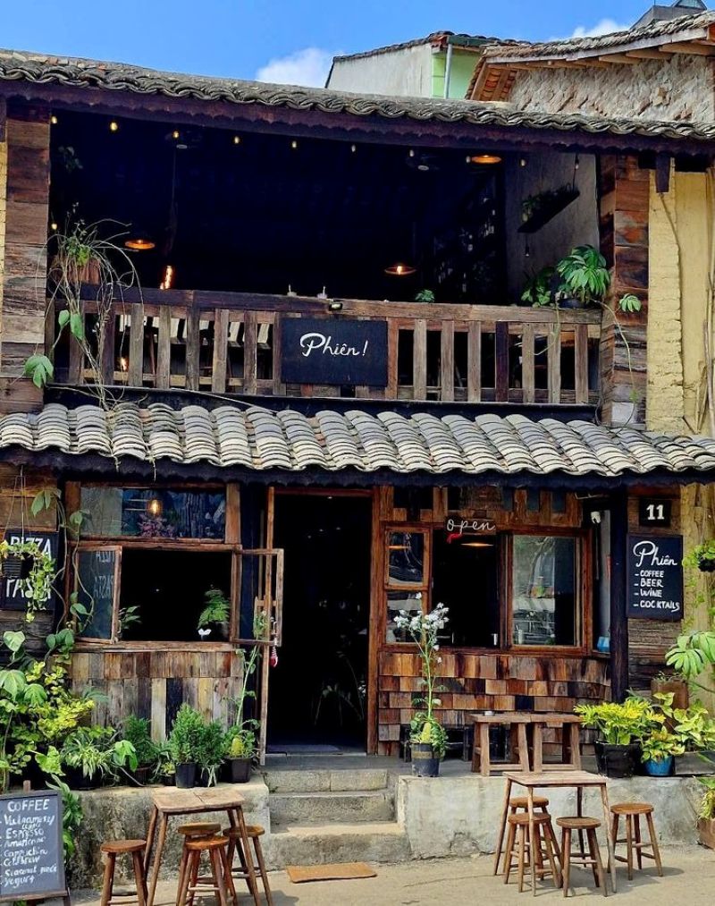 Thiết kế quán cafe ở nông thôn với ngôi nhà gỗ hai tầng, mái ngói rêu phong và vài bộ bàn ghế mộc mạc trước hiên, mang lại không khí hoài niệm đầy gần gũi 