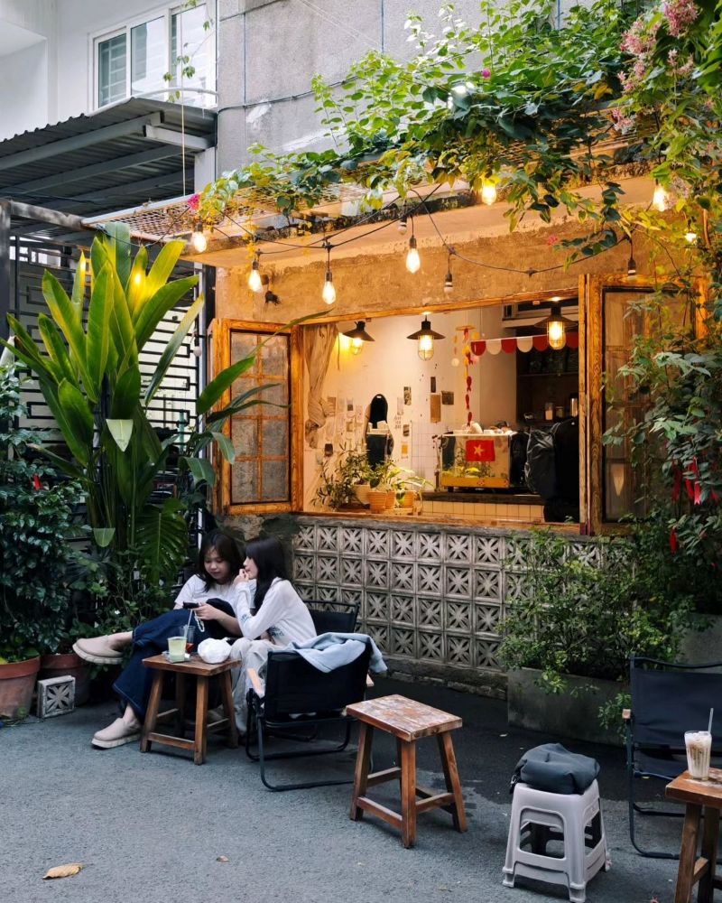 Thiết kế quán cafe ở nông thôn với vài ba chiếc ghế nhỏ đặt dưới dàn hoa giấy, tạo nên góc ngồi bình yên và đậm chất thơ