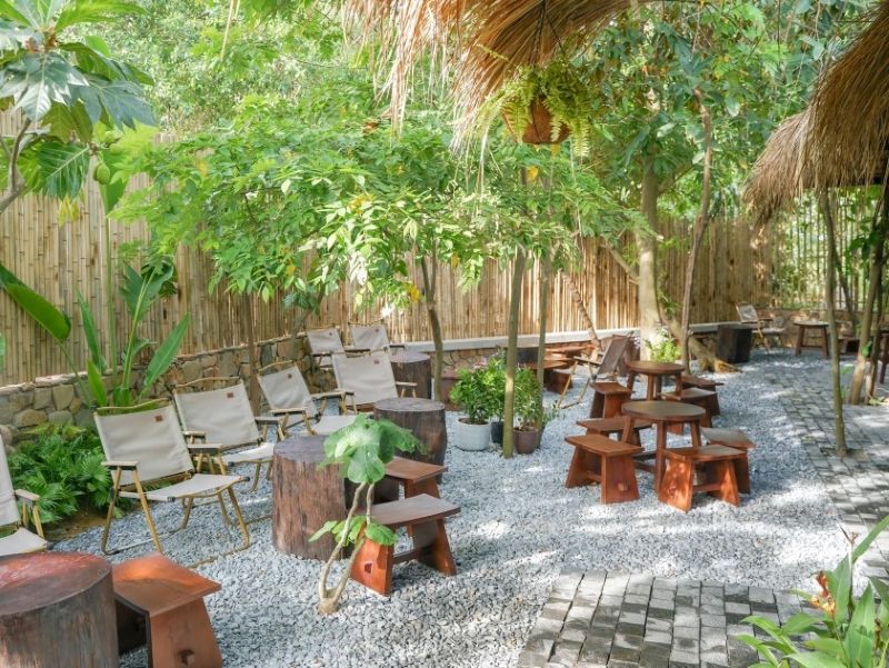 Phong cách thiết kế quán cafe Rustic nổi bật với sự mộc mạc, gần gũi, sử dụng vật liệu tự nhiên như gỗ, đá, tre để tạo không gian ấm áp và giản dị 