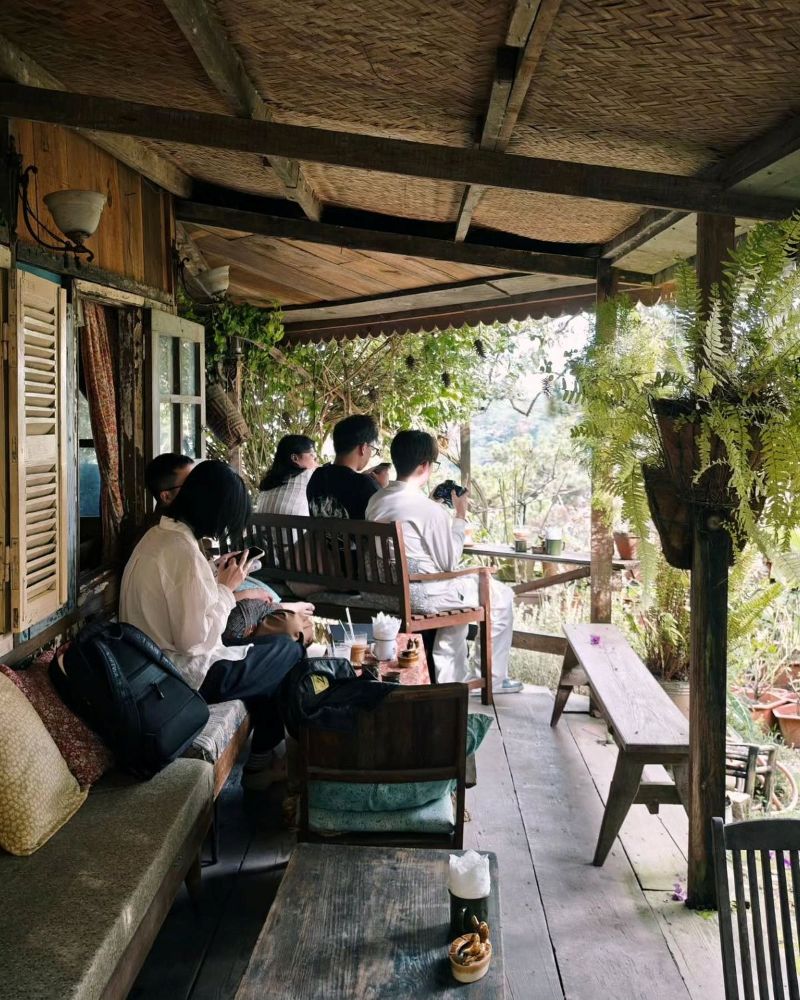 Thiết kế quán cafe ở nông thôn tận dụng mái hiên giản dị, kê chiếc sofa cũ cùng bàn gỗ mộc mạc, mang lại không gian thư giãn nhẹ nhàng và gần gũi 
