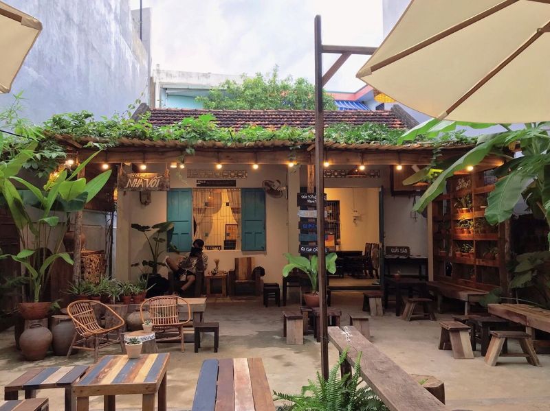 Thiết kế quán cafe ở nông thôn tận dụng ngôi nhà cũ, chỉ bày vài chiếc bàn gỗ mộc mạc, gợi lại không khí thập niên trước đầy hoài niệm cho những ai muốn tìm về ký ức xưa