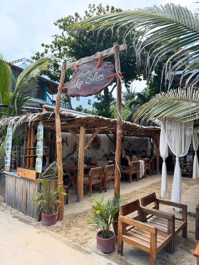 Thiết kế quán cafe ở làng chài nhỏ ưu tiên không gian mở, để gió biển ùa vào và tạo cảm giác thoáng mát tự nhiên 