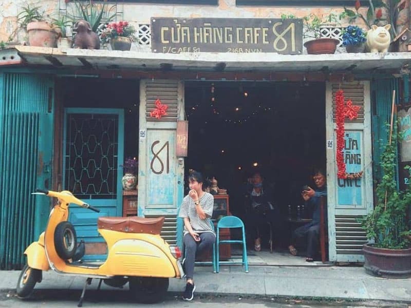 Phong cách thiết kế quán cafe Vintage ở nông thôn nổi bật nhờ sự hoài niệm, mộc mạc và gần gũi, tạo cảm giác thân quen gắn liền với ký ức làng quê 
