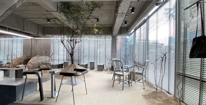 Phong cách thiết kế quán cafe Minimalism tối giản nổi bật ở không gian gọn gàng, tinh tế, tập trung vào ánh sáng – màu sắc trung tính và công năng sử dụng