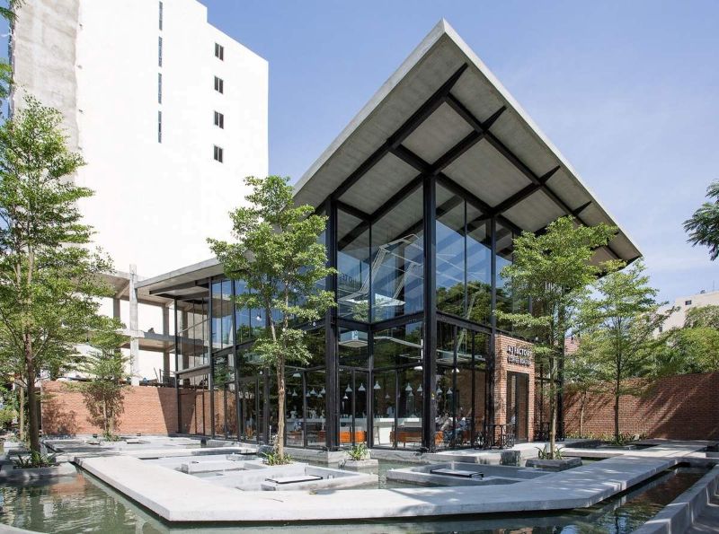 Phong cách thiết kế quán cafe Industrial kết hợp thiên nhiên nổi bật ở sự thô mộc của bê tông – sắt thép hòa quyện cùng mảng xanh cây cối, tạo không gian vừa cá tính vừa gần gũi, thư giãn 