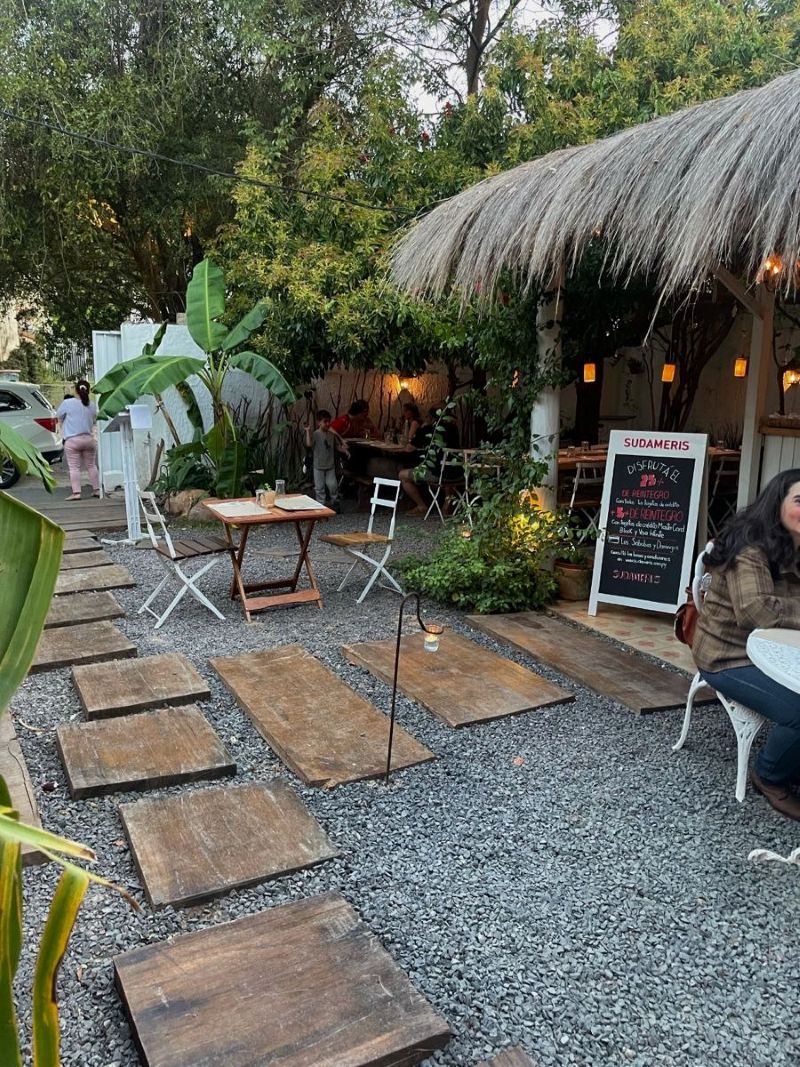 Thiết kế quán cafe ở nông thôn sử dụng tre, nứa làm mái che gợi sự mộc mạc chân chất