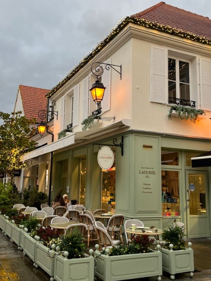 Phong cách Châu Âu trang trí cafe ngoài trời bằng đèn treo vintage và các chi tiết trang trí cổ điển 
