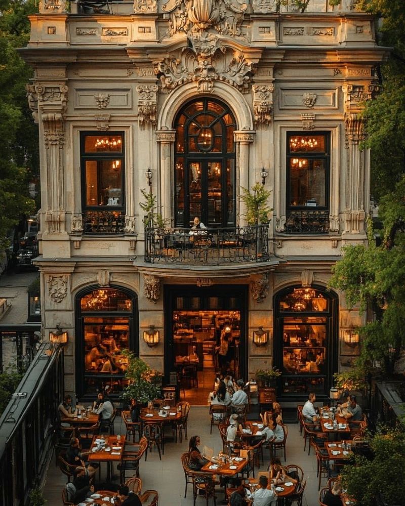 Phong cách Cổ điển hoàng gia giúp quán cafe trở thành điểm đến sang trọng, thu hút khách hàng có gu thẩm mỹ cao 