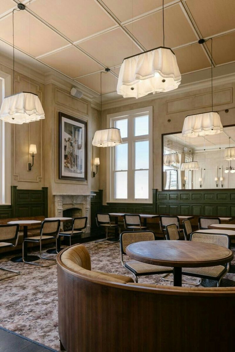 Kiểu dáng nội thất uốn lượn, mềm mại trong thiết kế quán cafe phong cách Châu Âu giúp tạo cảm giác thanh lịch, lãng mạn và gần gũi 