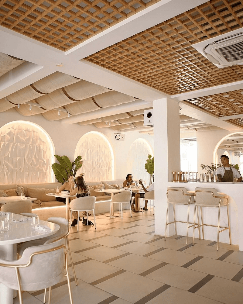 Quán cà phê với phong cách hiện đại và cao cấp, mang đến không gian sang trọng và tinh tế, với sự kết hợp của tông màu trung tính.
