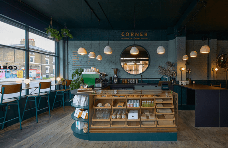 Thiết kế quán cafe sang trọng điểm nhấn là chiếc gương tròn treo tường, vừa giúp mở rộng không gian, vừa mang đến nét phá cách riêng cho quán.