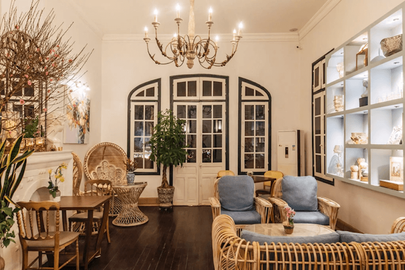 Mẫu thiết kế quán cafe phong cách châu Âu kết hợp cùng kiến trúc Indochine cổ kính mang đến không gian sang trọng, gần gũi và lãng mạn.