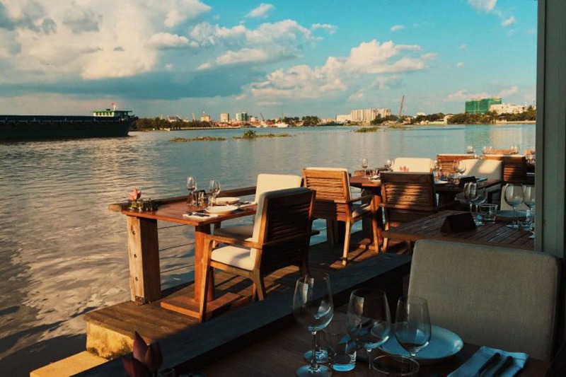 Thách thức lớn nhất khi thiết kế quán cafe ven sông là xử lý kết cấu và vật liệu để chống ẩm, mối mọt và đảm bảo an toàn trước ảnh hưởng của môi trường nước 