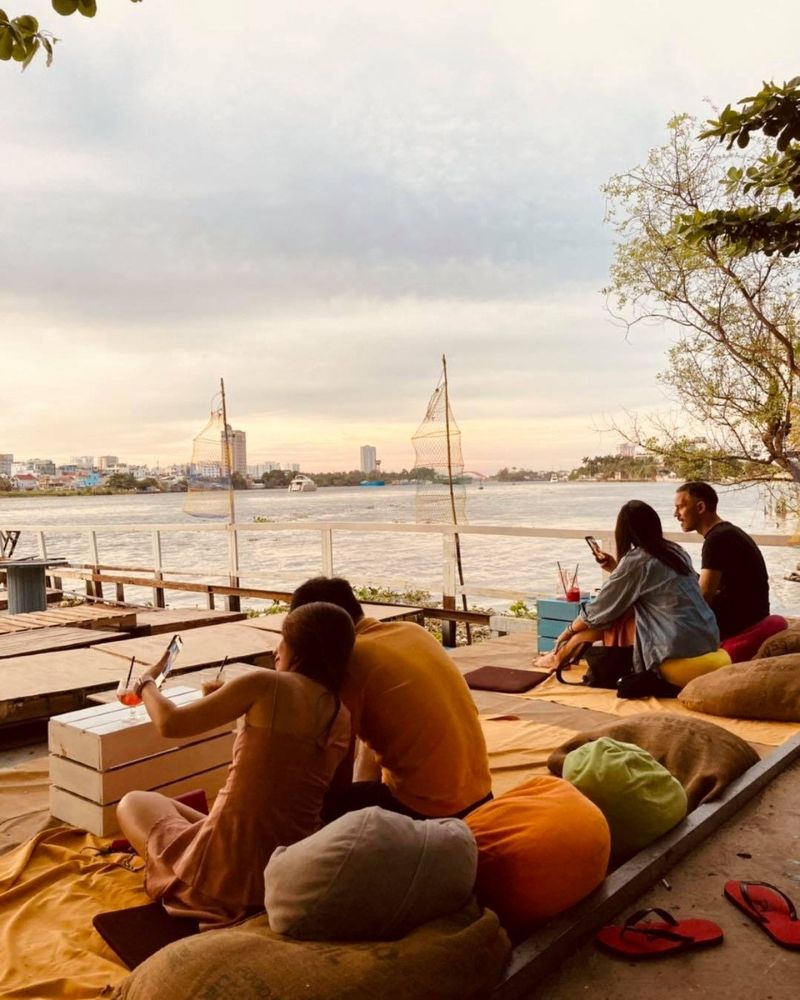 Quán mang đến trải nghiệm thưởng thức cà phê chậm rãi, nơi khách vừa nhấp từng ngụm đắng vừa lắng nghe tiếng nước vỗ bờ 