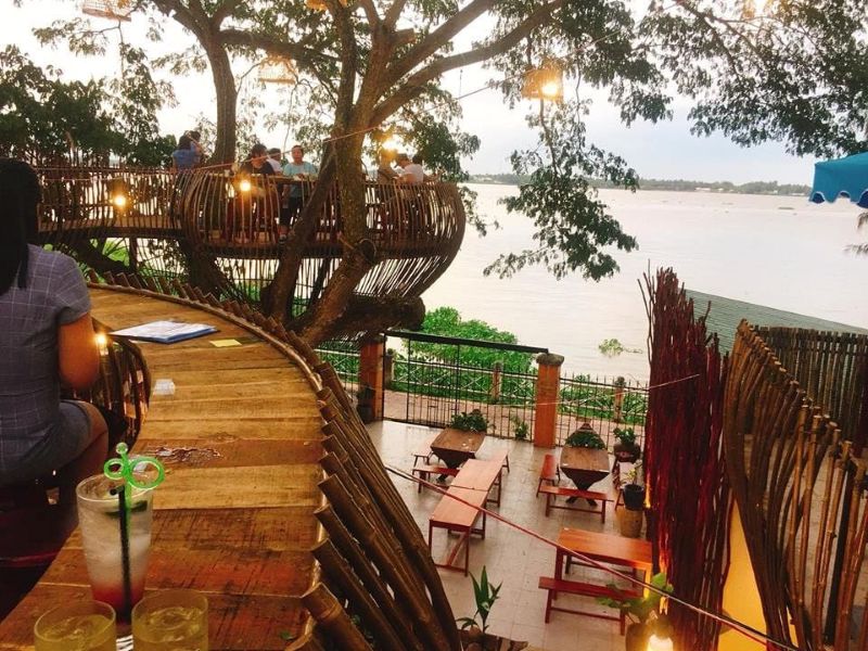 Không gian mở với mái lá, sàn gỗ và nội thất mây tre giúp khách hòa mình vào gió sông mát lành và ánh nắng chan hòa