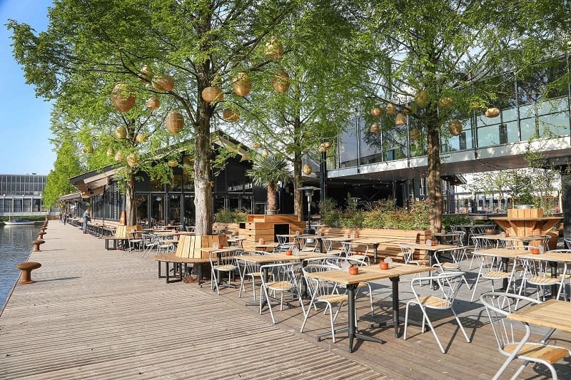 Cần tối đa sự mở khi thiết kế quán cafe ven sông để tận dụng cảnh quan, ánh sáng tự nhiên và tạo cảm giác thoáng đãng, thư giãn cho khách hàng 