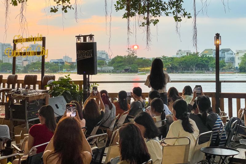Quán cafe Tropical ven sông vừa là nơi thưởng thức đồ uống, vừa là điểm check-in xanh mát cho những ai yêu thích phong cách nghỉ dưỡng 