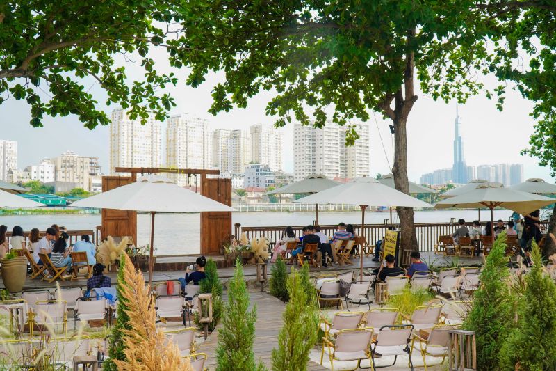 Khu vực tầng cao bố trí ghế gỗ hướng ra sông, nơi khách có thể nhâm nhi ly cafe và ngắm hoàng hôn tuyệt đẹp 