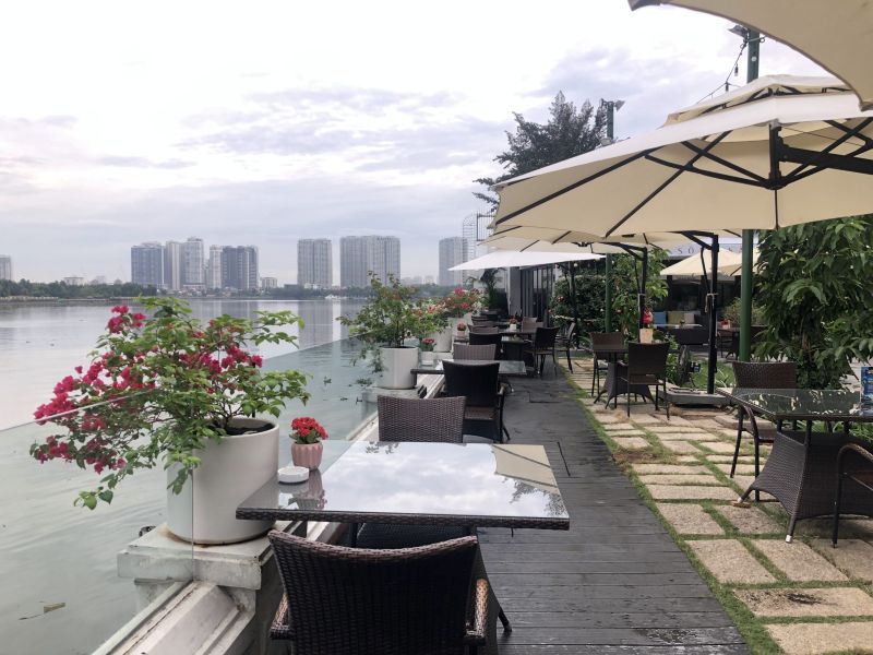 Phong cách hiện đại giúp quán cafe ven sông trở nên sang trọng, dễ thu hút khách hàng trẻ và dân văn phòng 
