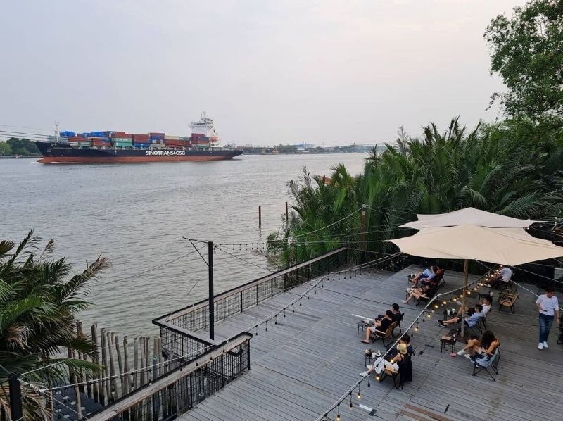 Nhờ thiết kế tối giản, quán cafe ven sông phong cách hiện đại dễ bảo trì, lau chùi và giữ cho không gian luôn gọn gàng, sạch sẽ 
