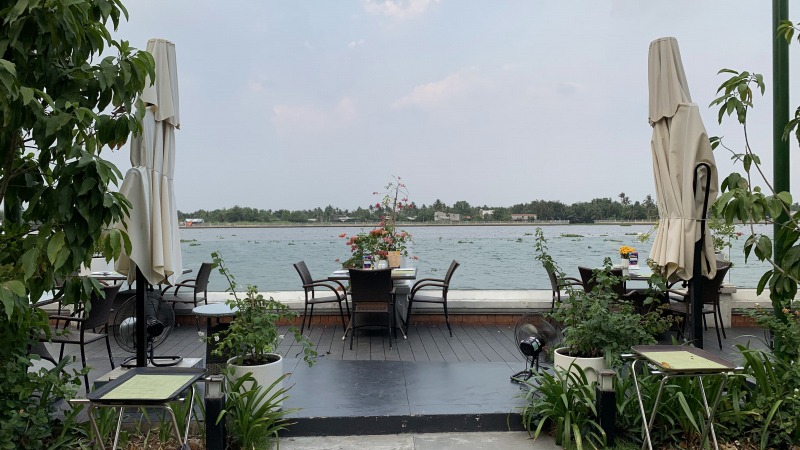 Cần tôn trọng tự nhiên khi thiết kế quán cafe ven sông để giữ gìn cảnh quan, tạo trải nghiệm hài hòa và bền vững cho không gian 