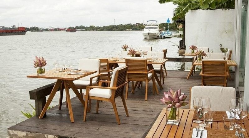 An toàn là trên hết khi thiết kế quán cafe ven sông vì môi trường gần nước tiềm ẩn rủi ro, cần đảm bảo kết cấu vững chắc và an toàn cho khách hàng 