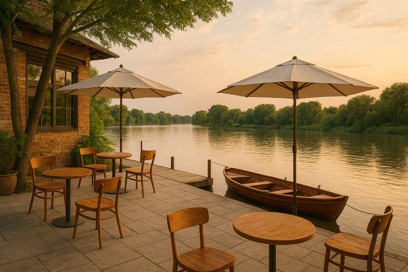 Quán cafe ven sông có bến thuyền nhỏ tạo cảm giác thơ mộng, như một bức tranh làng quê yên bình giữa nhịp sống hiện đại 
