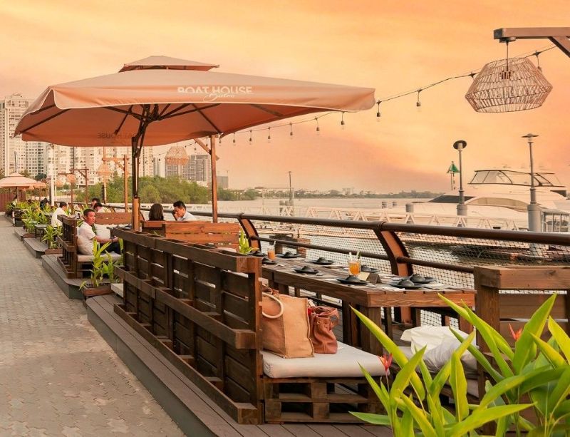 ánh sáng giúp tôn lên vẻ đẹp mặt nước, tạo bầu không khí lãng mạn và trở thành linh hồn định hình cảm xúc cho không gian quán cafe ven sông 