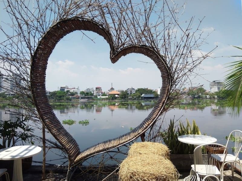 Quán cafe ven sông phong cách Rustic tận dụng gỗ thô mộc và đá tự nhiên, tạo nên không gian gần gũi và ấm áp 