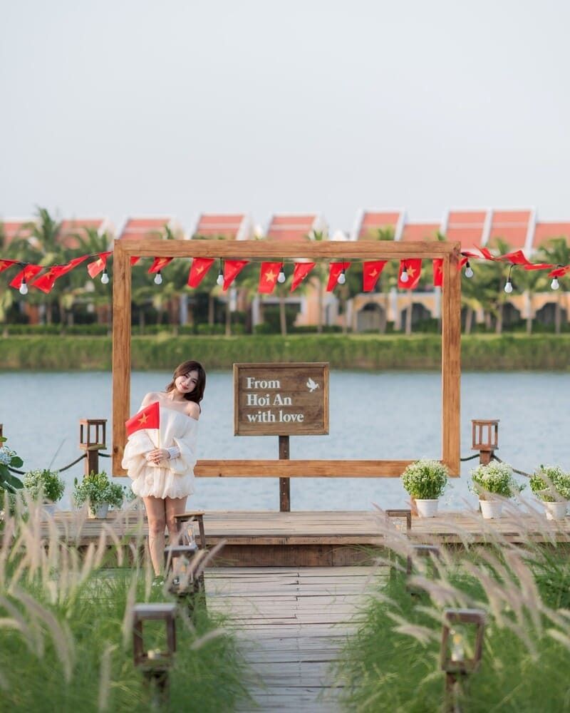 Khi kiến trúc hòa hợp với thiên nhiên, quán có thể mở tầm nhìn ra sông, cây cỏ và ánh sáng tự nhiên, tạo trải nghiệm thư giãn, gần gũi với thiên nhiên cho khách 