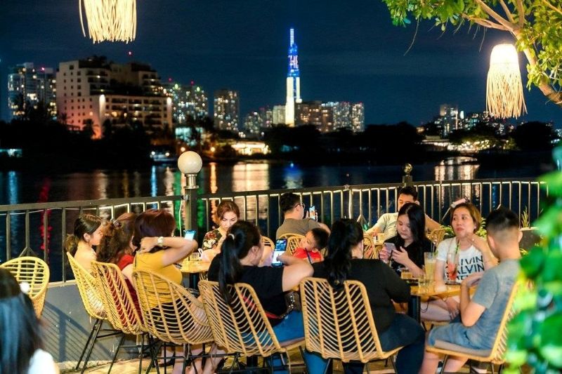 Vật liệu thông minh kết hợp màu sắc, kết cấu phù hợp giúp quán đẹp mắt, nổi bật nhưng vẫn gần gũi với cảnh quan ven sông  