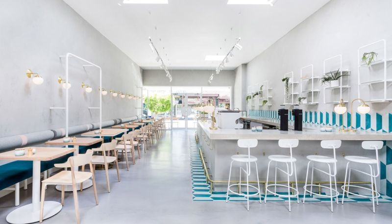 Quán nước được thiết kế theo phong cách tối giản với gam màu sáng làm chủ đạo, nội thất tinh gọn với những điểm nhấn trang trí hình học màu xanh ngọc ấn tượng