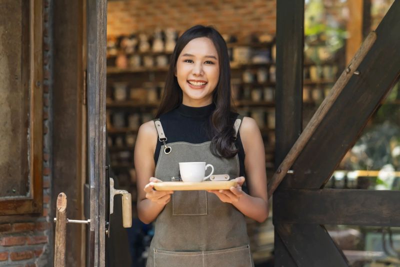 Nhân sự phục vụ chuyên nghiệp là yếu tố quan trọng giúp khách hàng quay lại và tạo lợi thế cạnh tranh bền vững