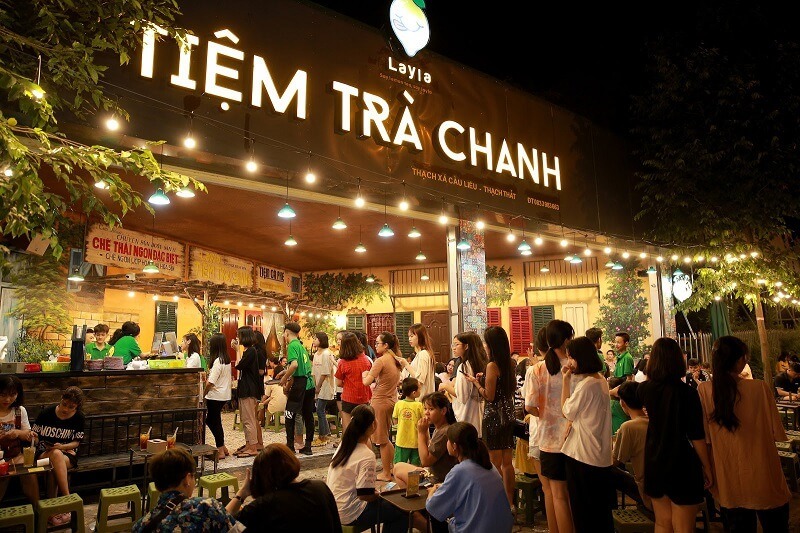 Tiệm trà chanh được thiết kế với không gian mở, sử dụng nhiều cây xanh trang trí xung quanh khu vực ngồi tạo cảm giác tươi mát, gần gũi với thiên nhiên, mang đến trải nghiệm thư giãn cho khách hàng