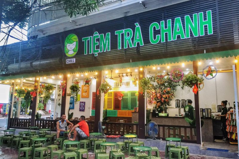 Quán trà chanh được thiết kế với phong cách đơn giản nhưng hiện đại, tập trung vào không gian vỉa hè thoáng đãng phù hợp với thị hiếu của đại đa số khách hàng, đặc biệt là giới trẻ