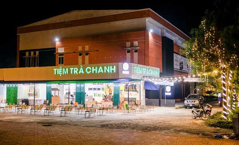Quán trà chanh được thiết kế với không gian vỉa hè rộng rãi, sử dụng bàn ghế thấp, giúp tối ưu hóa diện tích, cùng với vị trí dễ nhìn thấy giúp kinh doanh được thuận tiện