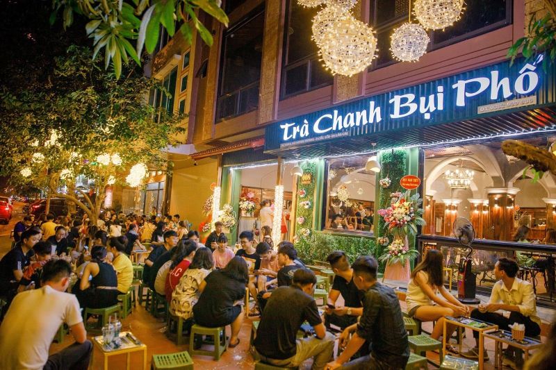 Quán trà chanh thiết kế theo phong cách đơn giản, không gian quán được sắp xếp gọn gàng với bàn ghế nhựa nhỏ, tạo sự thoải mái và thân quen