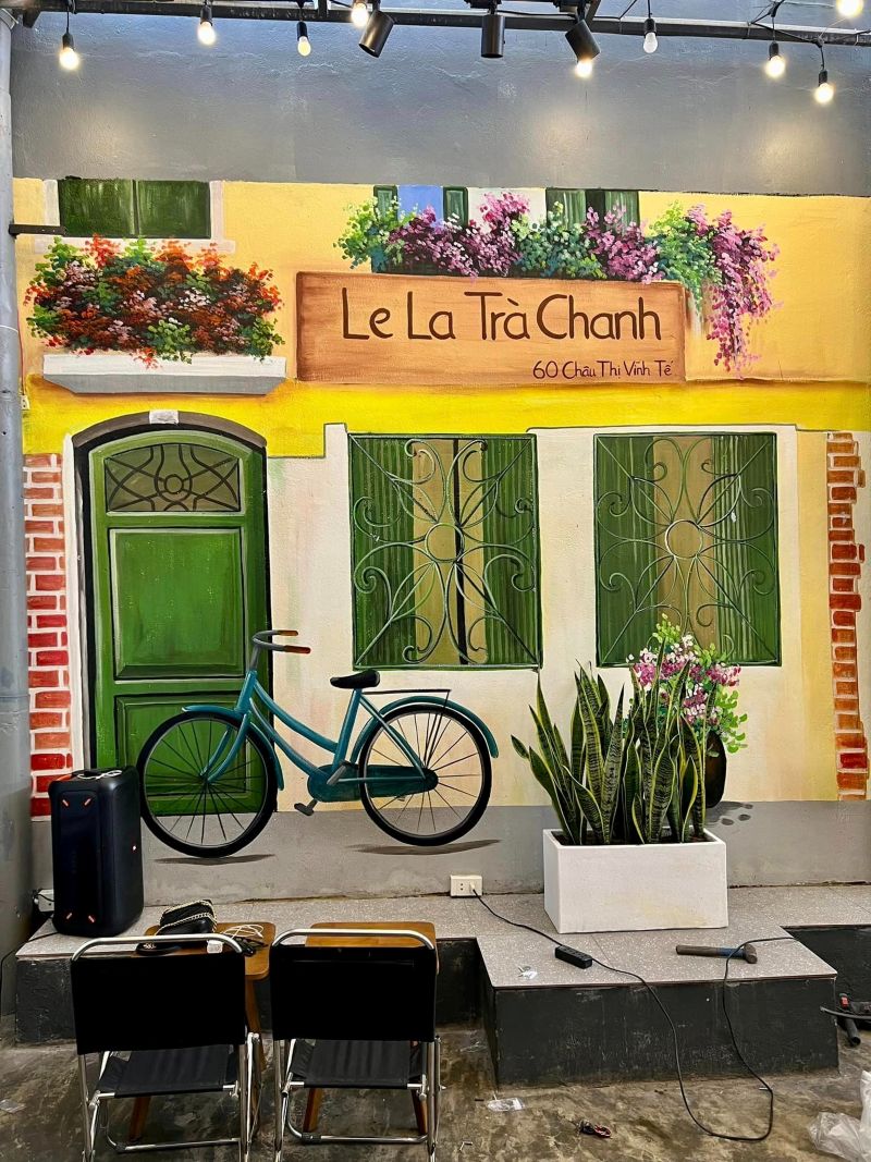 Quán trà chanh được thiết kế với màu sắc nổi bật, không gian mở và hệ thống đèn trang trí độc đáo, tạo nên một không gian trẻ trung, năng động