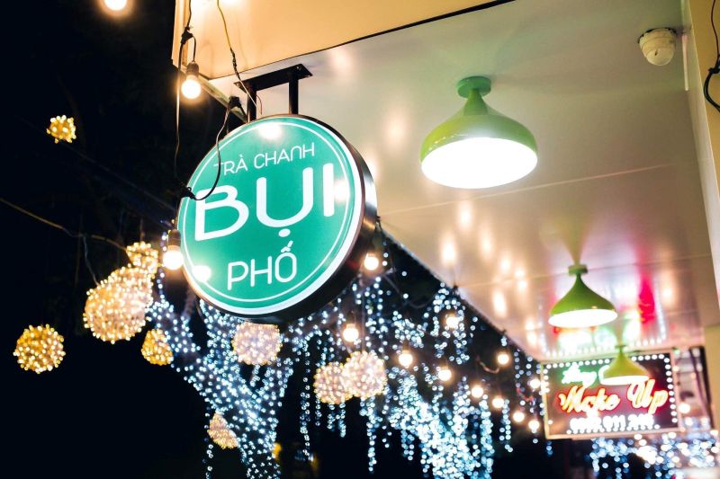 Quán trà chanh vỉa hè được trang trí bắt mắt vào buổi tối với bảng hiệu đèn neon và dải đèn lồng nhiều màu sắc giúp thu hút được ánh nhìn của khách hàng 